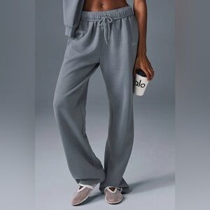 ALO YOGA | Accolade Straight Leg Sweatpant in Steel Grey